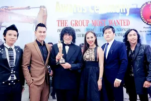 Ảo thuật gia Huy Nguyễn (bìa trái) tại lễ vinh danh giải thưởng Merlin Awards