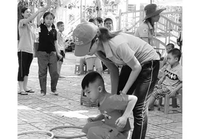 Để giáo dục trẻ tự kỷ, giáo viên phải kiên trì. Trong ảnh: Trẻ tự kỷ học tập tại Trường Giáo dục chuyên biệt Khai Trí