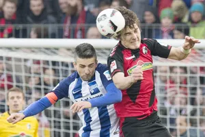 Hertha Berlin (trái) khó có thể rơi ra khỏi Top 6.