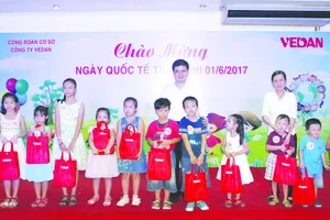 Ông Ko Chung Chih trao quà cho các bé.