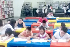 Trẻ đọc sách tại Phòng đọc Thanh thiếu niên của Thư viện Khoa học tổng hợp TPHCM Ảnh: NGỌC DIỆP