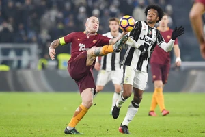 Radja Nainggolan (trái, Roma) tranh bóng của Juan Cuadradfo (Juventus).