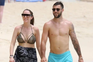 Vợ chồng Charlie Austin trên bãi biển Barbados.. 