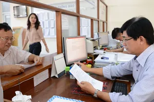 Người dân làm thủ tục hành chính tại UBND quận 7