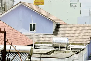 Mái nhà khác nhau tại một khu nhà biệt thự xây dựng theo cùng kiến trúc tại quận 8 . Ảnh: THÀNH TRÍ