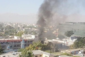 Cột khói bốc cao sau vụ đánh bom xe ở thủ đô Kabul, Afghanistan, ngày 24-7-2017. Ảnh: REUTERS