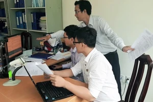 Các chuyên viên tuyển sinh đang chạy lọc ảo chiều ngày 28-7. Ảnh: THANH HÙNG