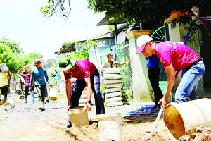 Các chiến sĩ tình nguyện chung tay bê tông hóa một số tuyến đường nông thôn tại huyện ngoại thành TPHCM