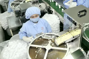 Sản xuất thuốc bình ổn thị trường tại một đơn vị . Ảnh: THÀNH TRÍ