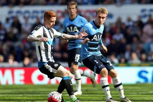 Tottenham (phải) hứa hẹn gặp nhiều khó khăn trước Newcastle.