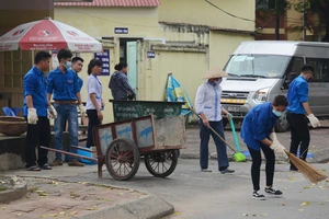 Bệnh viện đa khoa Hà Đông vệ sinh môi trường bệnh viện, phòng bệnh sốt xuất huyết. Ảnh: TTXVN