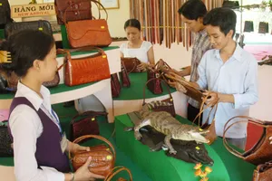 Khách hàng mua sản phẩm sản xuất trong nước . Ảnh: CAO THĂNG