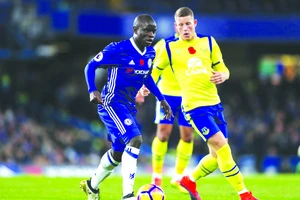 N'Golo Kante (trái, Chelsea) che chắn trước cầu thủ Everton.