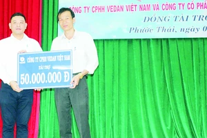 Ông Tsai Ping Hsuan (bên trái) đại diện Vedan trao học bổng