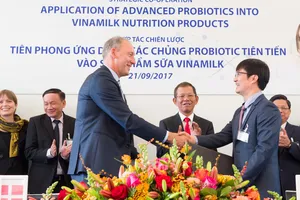 Ông Phan Minh Tiên, Giám đốc điều hành marketing Vinamilk và ông Lasse Nagell, Phó Chủ tịch cấp cao Tập đoàn Chr.Hansen trao thỏa thuận hợp tác tại buổi lễ ký kết.