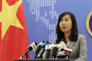 Người phát ngôn Bộ Ngoại giao Lê Thị Thu Hằng trả lời câu hỏi phóng viên tại buổi họp báo. Ảnh: TTXVN
