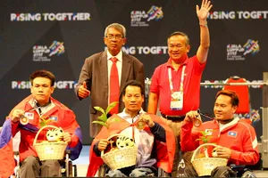 VĐV Lê Văn Công (ngồi giữa) lần thứ 5 liên tiếp đoạt HCV môn cử tạ tại Đại hội TTNKT Đông Nam Á