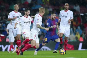 Lionel Messi (Barcelona) trong vòng vây các cầu thủ Sevilla. Ảnh: Getty Images.