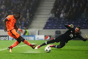 Sadio Mane ghi bàn thứ 3 vào lưới thủ thành Jose Sa. Ảnh: Getty Images.