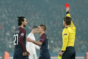 Tiền vệ Verratti nhận thẻ vàng thứ hai rời sân