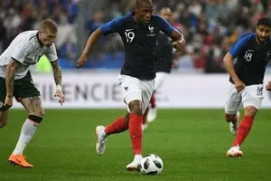 Hậu vệ Sidibe lên tham gia tấn công ở trận thắng Ireland