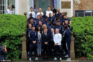 Tổng thống Macron chụp lưu niệm với đội tuyển Pháp