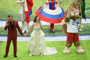 Danh ca Robbie Williams ữ ca sĩ opera Aida Garifullina trình diễn tại lễ khai mạc.