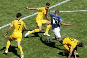 Kylian Mbappe đột phá trong vòng vây hậu vệ Australia.