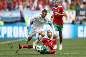 Ronaldo đi bóng qua hậu vệ Morocco.