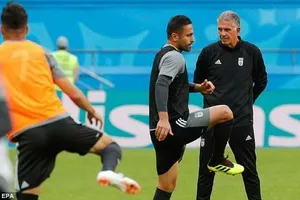 Carlos Queiroz trên sân tập cùng các cầu thủ Iran