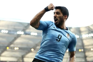 Luis Suarez ghi bàn thắng đầu tiên của mình ở World Cup