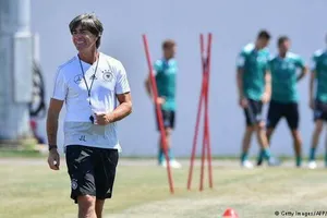 HLV Joachim Loew vẫn cho thấy vui vẻ trên sân tập
