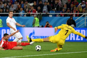 Xherdan Shaqiri ghi bàn quyết định cho Thụy Sĩ.