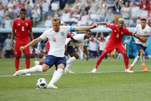 Harry Kane sút phạt đền vè cùng 1 hướng.
