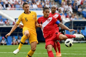 Paolo Guerrero (phải, Peru) tung cú sút, ấn định tỷ số.