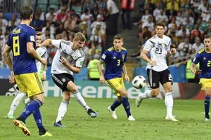 Mario Gomez (23- trắng) mang lại giải pháp tấn công hiệu quả cho Đức