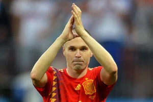 Iniesta lặng lẽ rời sân để gậm nhắm nỗi đau thất bại