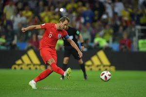 Harry Kane sút bóng vào giữa khung thành để ghi bàn thứ 6 cho bản thân mình.