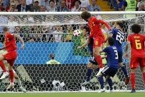 Tiền vệ Fellaini bật cao đánh đầu ghi bàn vào lưới Nhật Bản.