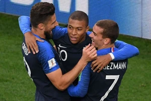 Olivier Giroud bên trái giúp cho Griezmann và Mbappe có nhiều không gian thi đấu