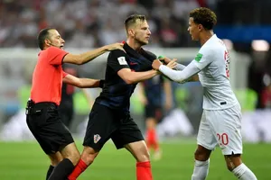 Ẩu đả giữa Rakitic (áo xanh) và Dele Alli (áo trắng)