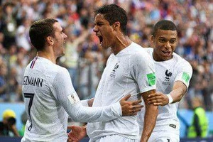 Varane (giữa) gợi nhớ Canavaro của Ý năm 2006