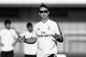 HLV Julen Lopetegui trên sân tập Real Madrid.