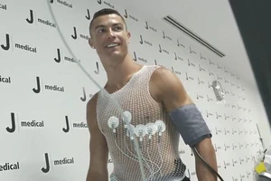 Ronaldo trong buổi khám sức khỏe ỡ Turin