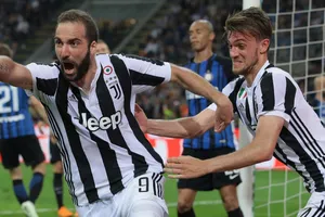 Gonzalo Higuain và Daniele Rugani (Juventus)