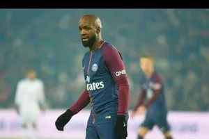 Lão tướng Lassana Diarra vất vả khi phải chơi vai trung vệ.