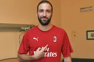 Higuain cập bến Milan, Bonucci đồng ý giảm lương ở Juventus
