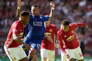 Jesse Lingard (phải, Manchester United) kiểm soát bóng trước Danny Simpson (Leicester City)