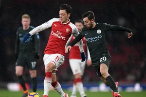 Mesut Oezil đi bóng trước Bernardo Silva (Man.City) 