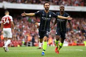 Bernardo Silva và Raheerm Sterling ghi bàn cho Manchester City